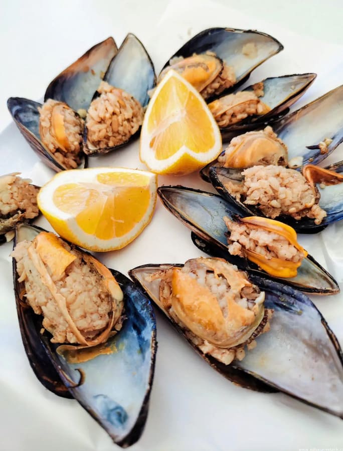 Midye dolma stuffed mussels with rice and lemon