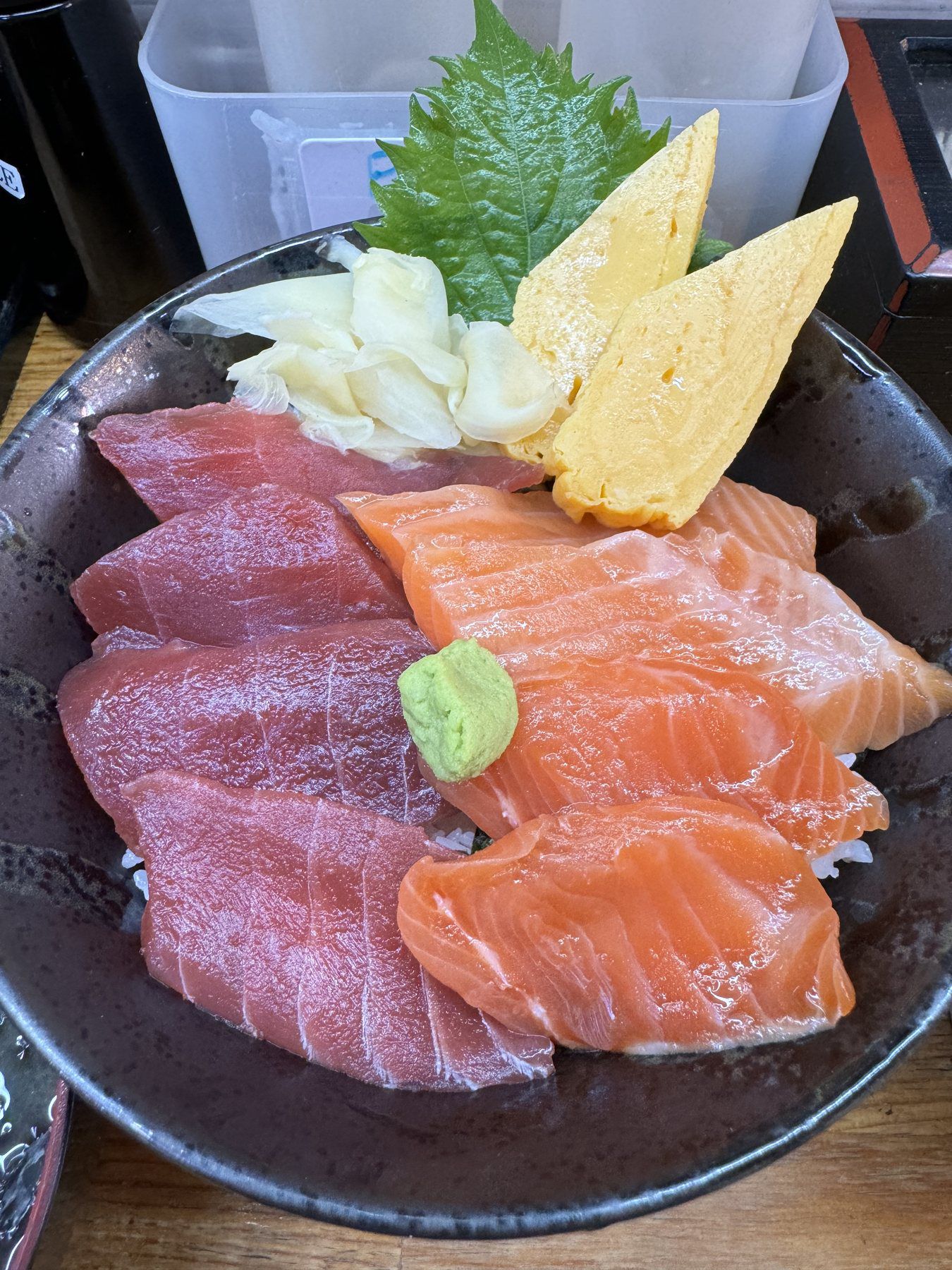 Kaisendon seafood rice bowl with sashimi and toppings