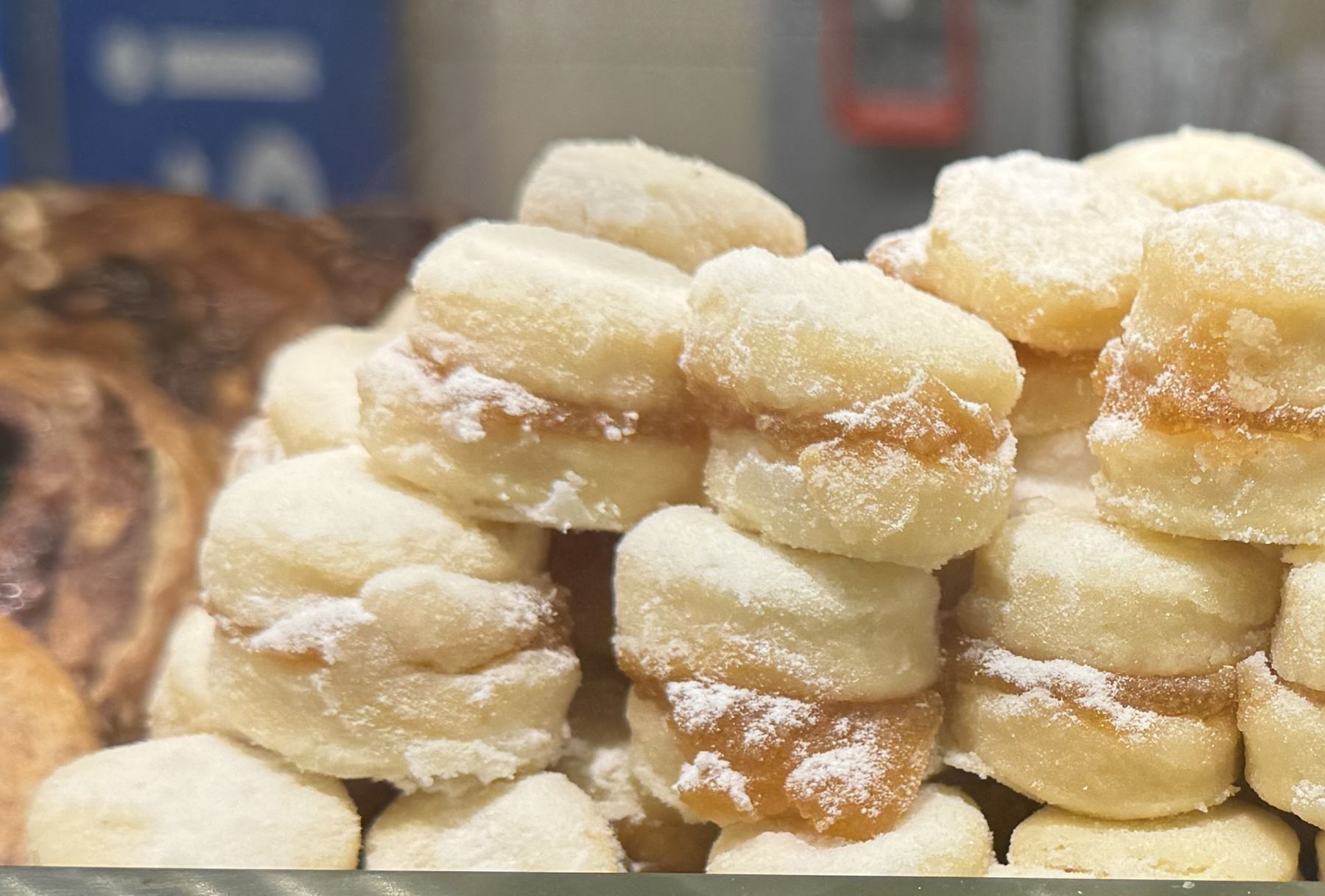 Vanilice sandwich cookies dusted with powdered sugar and filled with jam